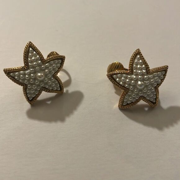 Earring Starfish Studs Faux Pearl Gold Tone clip on - Picture 1 of 5